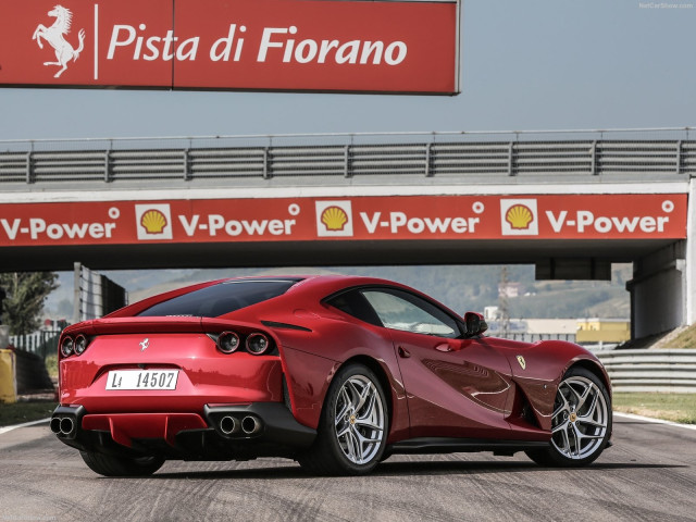 Ferrari 812 Superfast фото