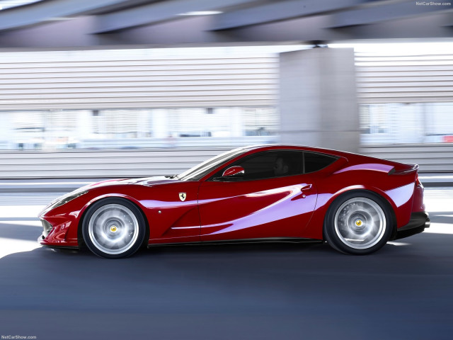 Ferrari 812 Superfast фото