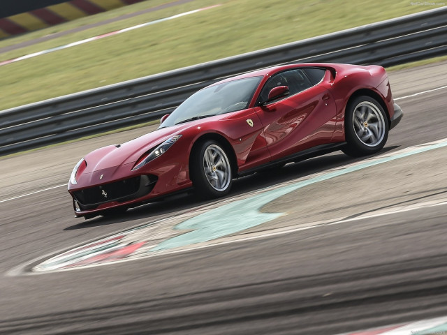 Ferrari 812 Superfast фото