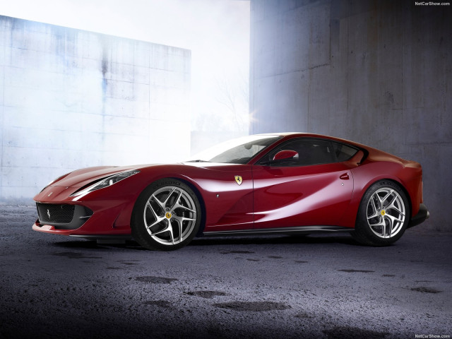 Ferrari 812 Superfast фото