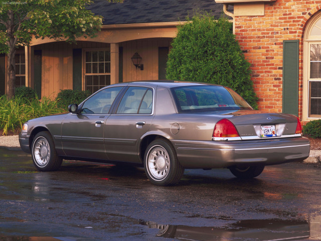 Ford Crown Victoria фото