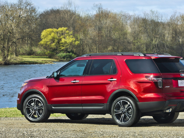 Ford Explorer Sport фото