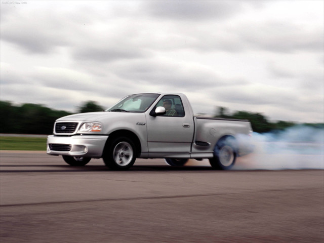 Ford F-150 SVT Lightning фото