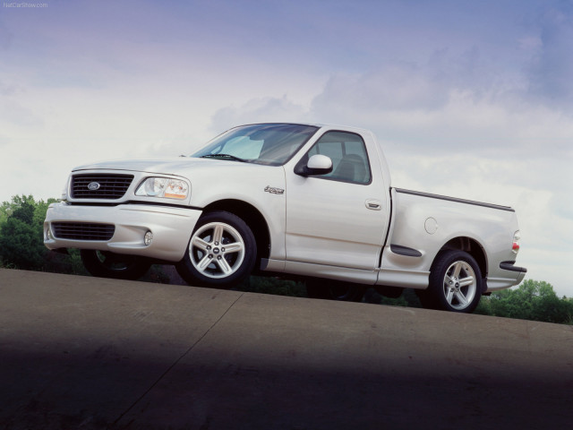 Ford F-150 SVT Lightning фото