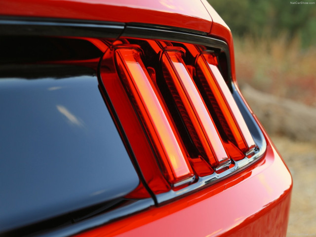 Ford Mustang EcoBoost фото