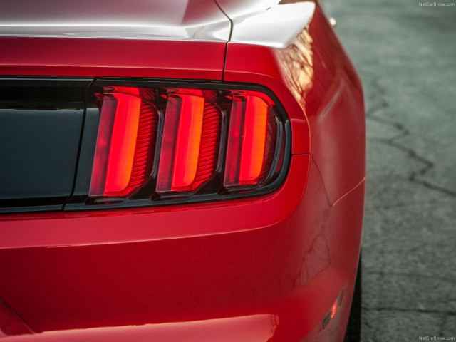 Ford Mustang EcoBoost фото