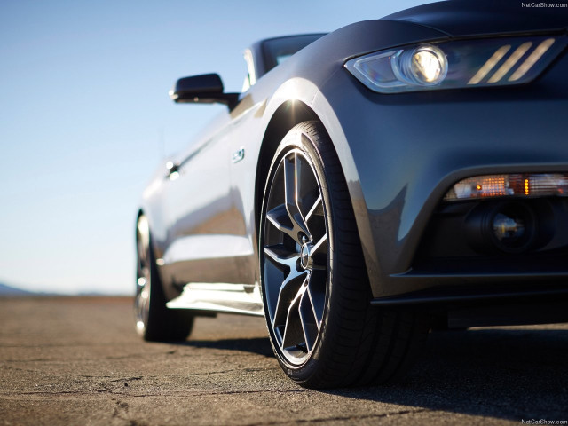 Ford Mustang Convertible фото