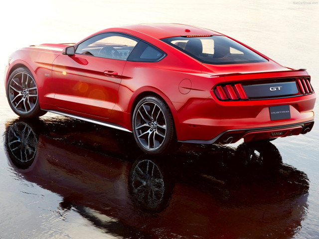 Ford Mustang GT фото