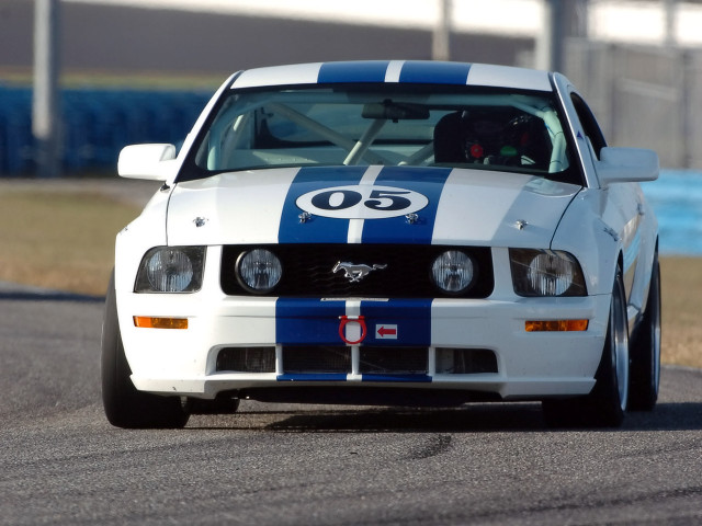 Ford Mustang GT фото