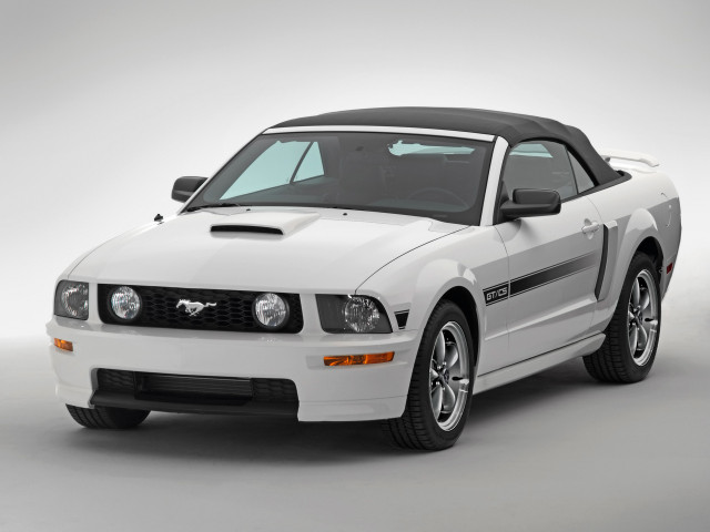 Ford Mustang GT фото