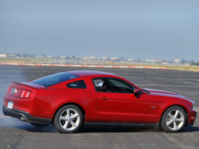 Ford Mustang GT фото