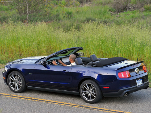 Ford Mustang GT фото