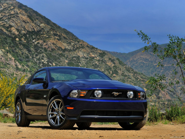 Ford Mustang GT фото