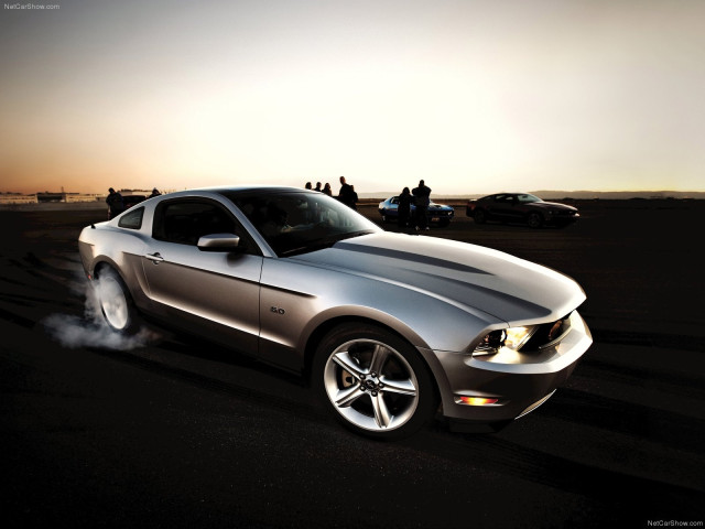 Ford Mustang GT фото