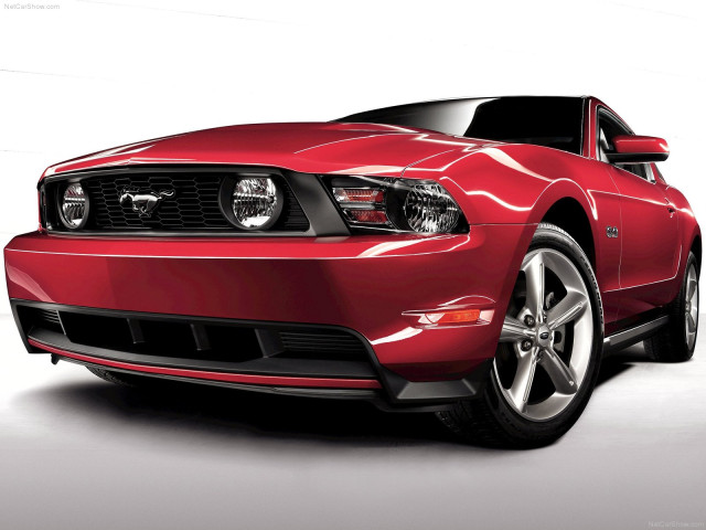 Ford Mustang GT фото