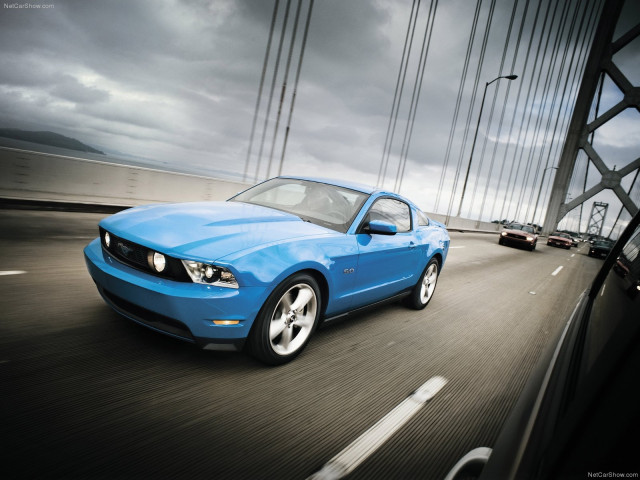 Ford Mustang GT фото