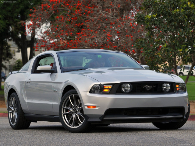 Ford Mustang GT фото