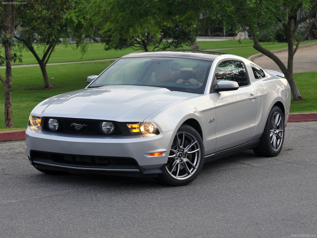 Ford Mustang GT фото