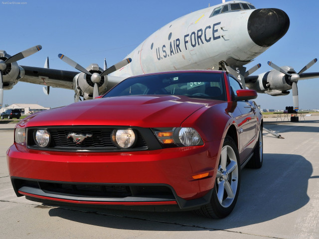 Ford Mustang GT фото