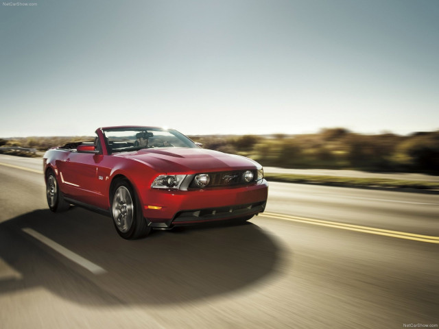 Ford Mustang GT фото