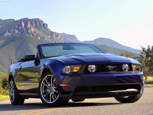 Ford Mustang GT фото