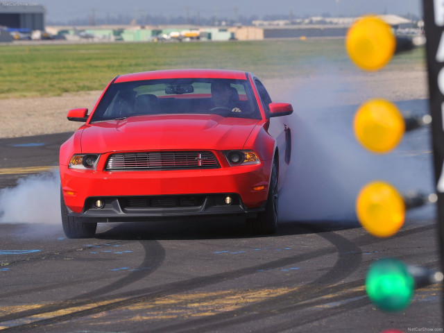 Ford Mustang GT фото