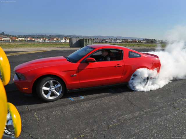 Ford Mustang GT фото