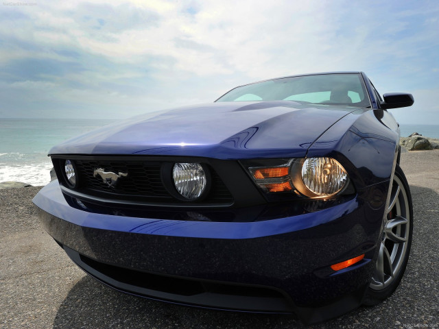 Ford Mustang GT фото