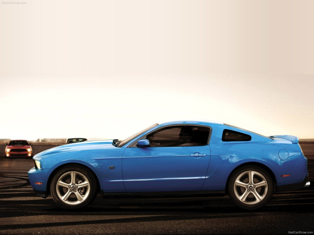 Ford Mustang GT фото