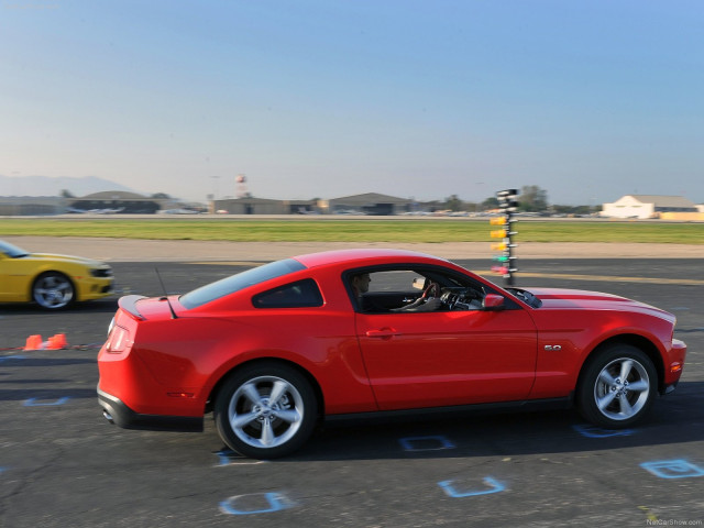 Ford Mustang GT фото