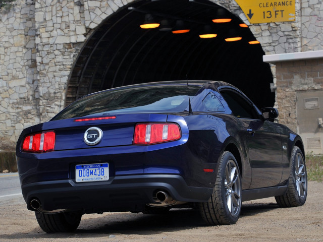 Ford Mustang GT фото