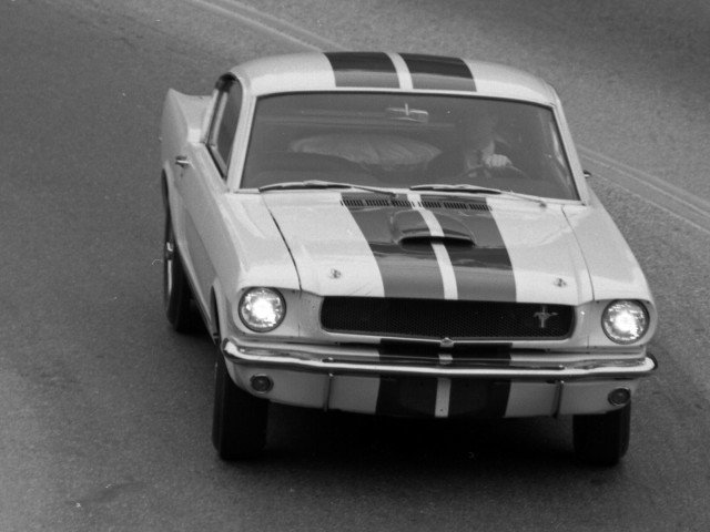 Ford Mustang Shelby GT350 фото