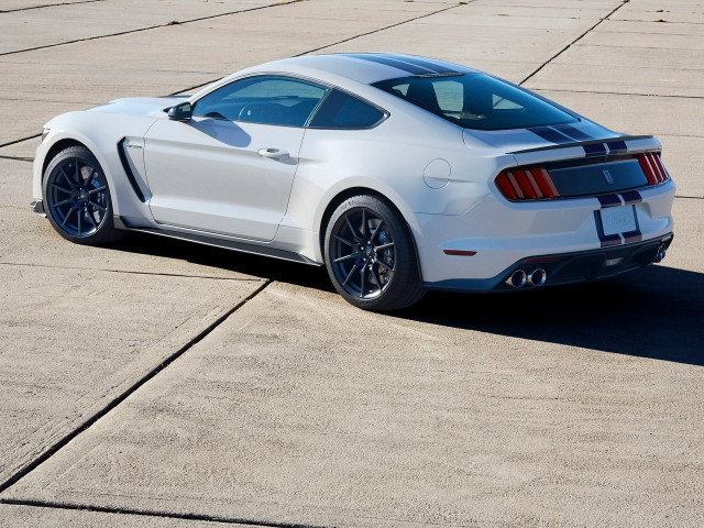 Ford Mustang Shelby GT350 фото