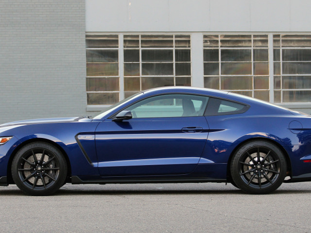 Ford Mustang Shelby GT350 фото