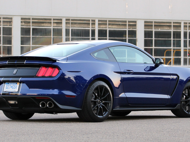 Ford Mustang Shelby GT350 фото