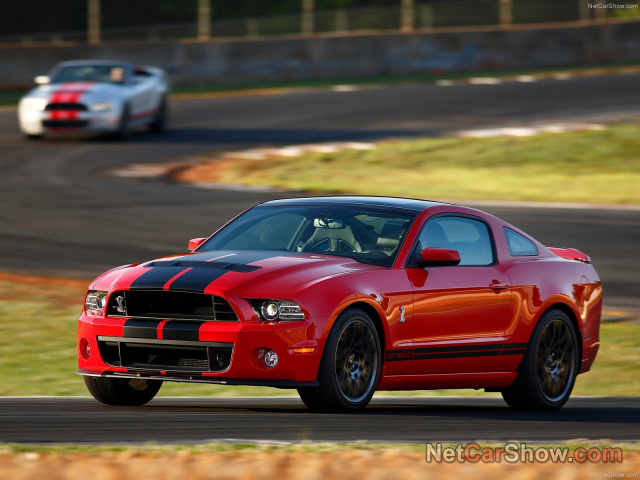 Ford Mustang Shelby GT500 фото