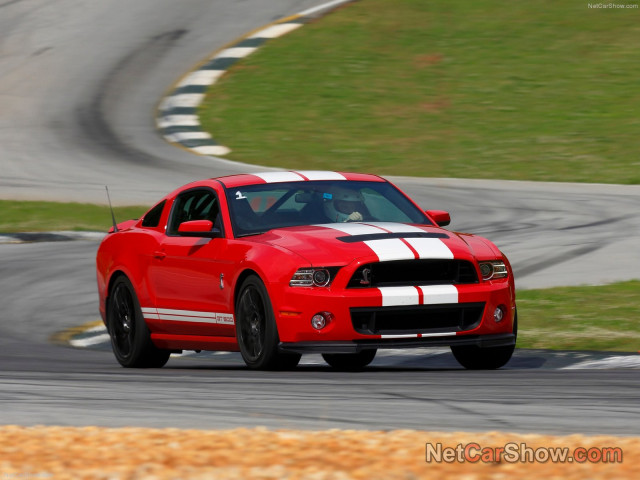 Ford Mustang Shelby GT500 фото