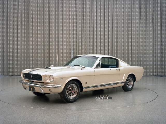 Ford Mustang фото