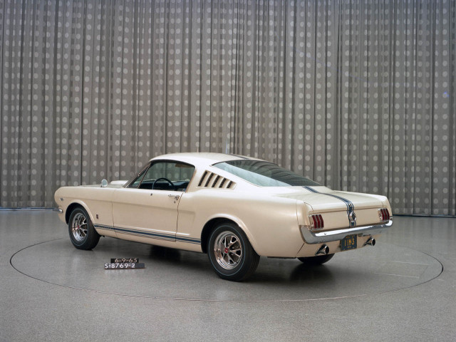 Ford Mustang фото