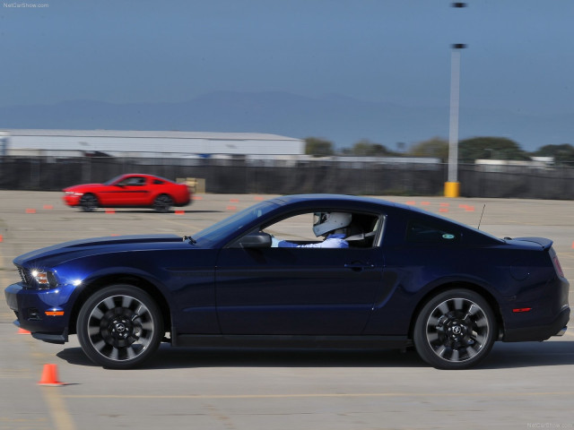 Ford Mustang фото