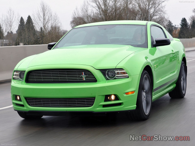 Ford Mustang фото