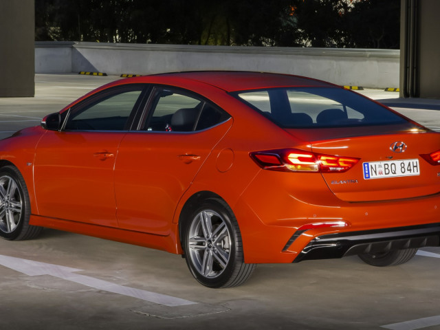 Hyundai Elantra фото