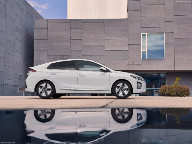 Hyundai Ioniq фото
