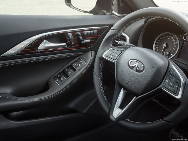 Infiniti Q30 фото