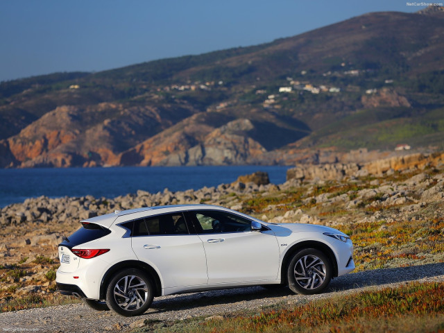 Infiniti Q30 фото