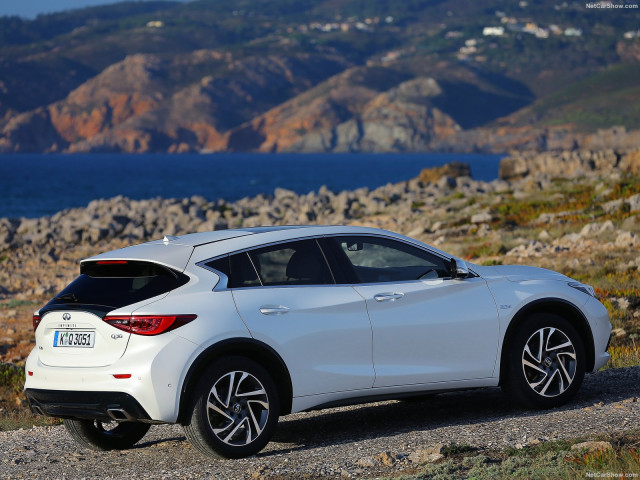 Infiniti Q30 фото