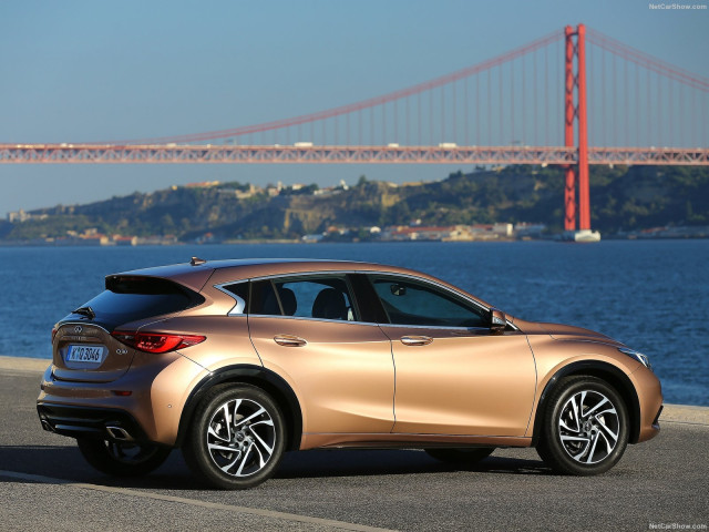 Infiniti Q30 фото