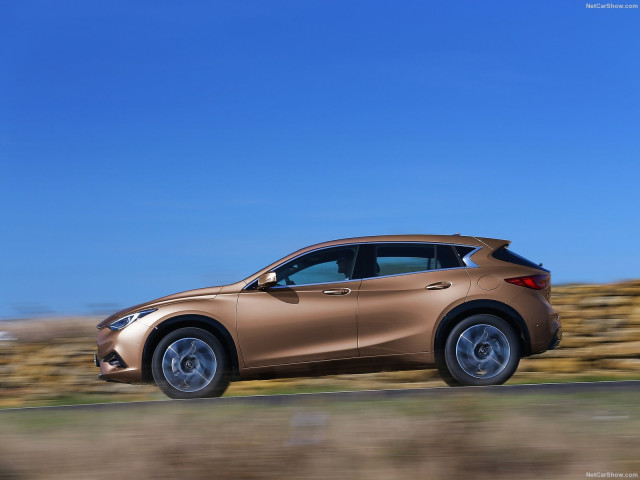 Infiniti Q30 фото