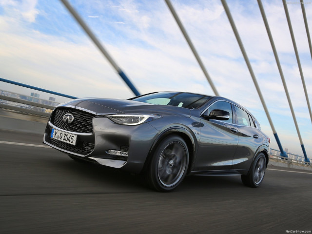 Infiniti Q30 фото