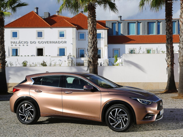 Infiniti Q30 фото